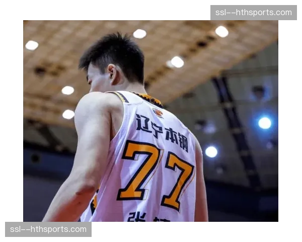 特写镜头：张镇麟完成压哨绝杀后，狂奔至球场另一端与母亲拥抱