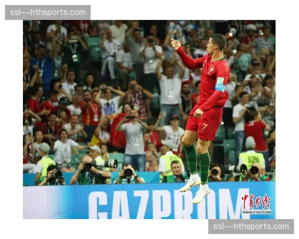 马伦帽子戏法后与队友相拥庆祝，罗马奥林匹克球场响起热烈掌声